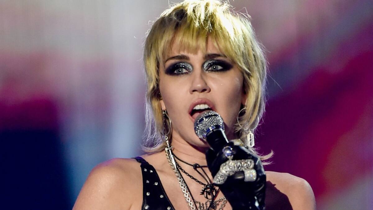 ¿Cuál prefieres? Miley Cyrus le pidió ayuda a sus fans para elegir la portada de su álbum