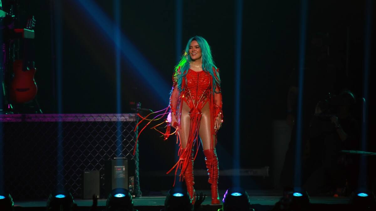 Karol G sufrió impactante caída en medio de un concierto en Miami