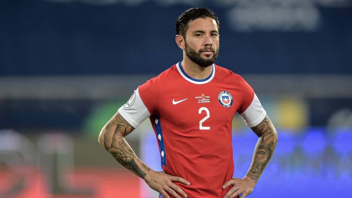 ¿F como dicen los lolos? Eugenio Mena alarma a la “Roja” tras lesionarse en duelo de Racing en Argentina