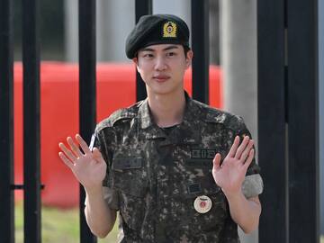 Fanáticas que besaron a Jin de BTS enfrentarán cargos por agresión sexual