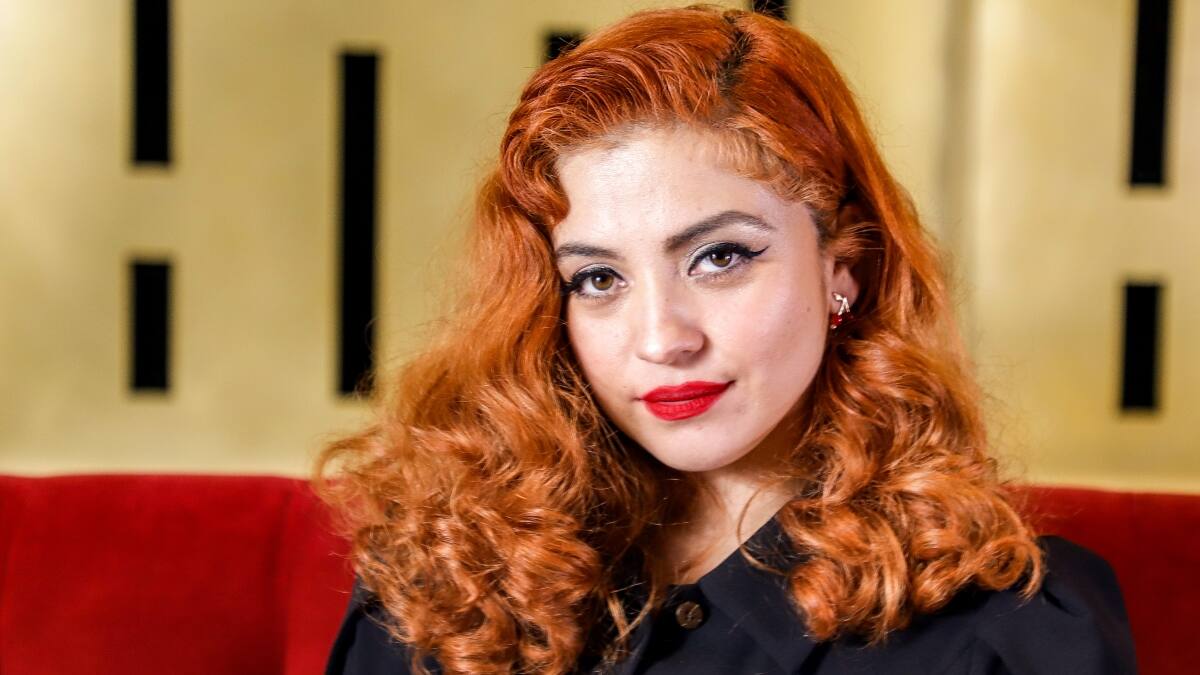 ¡Nos encanta! Mon Laferte sorprendió con nuevo cambio de look