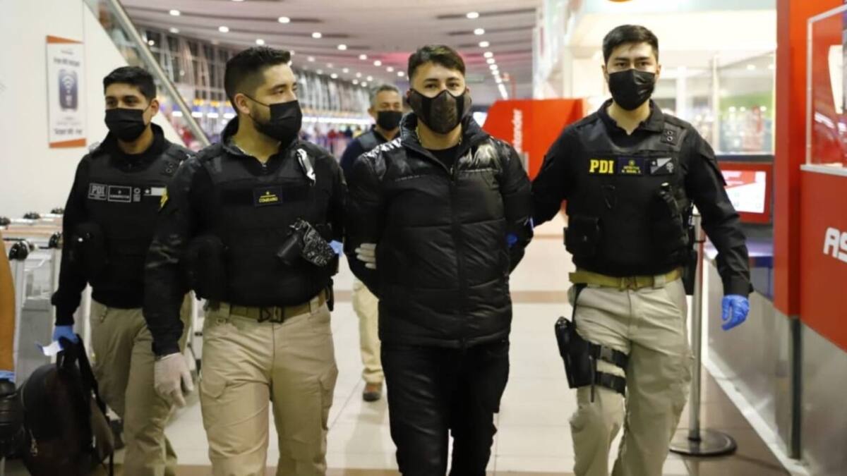 Cantante urbano Bayron Fire fue detenido por la PDI: Es acusado de robo con violencia