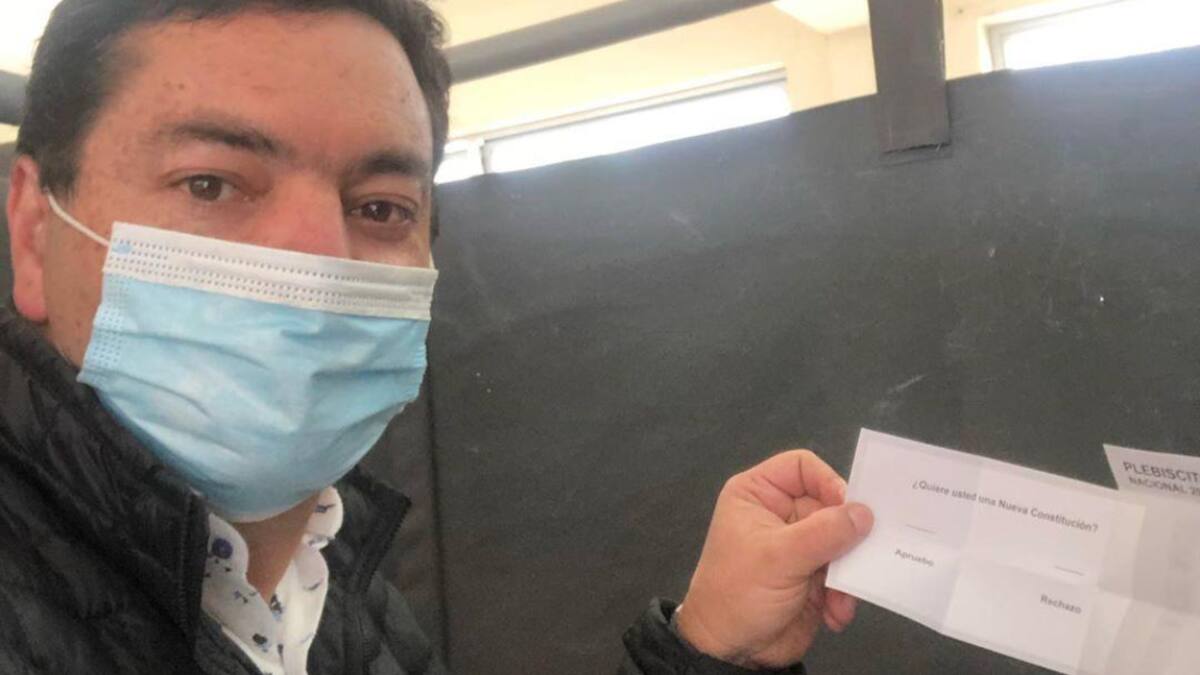 Ay, Dios… Diputado UDI infringió ley electoral al subir foto de su voto