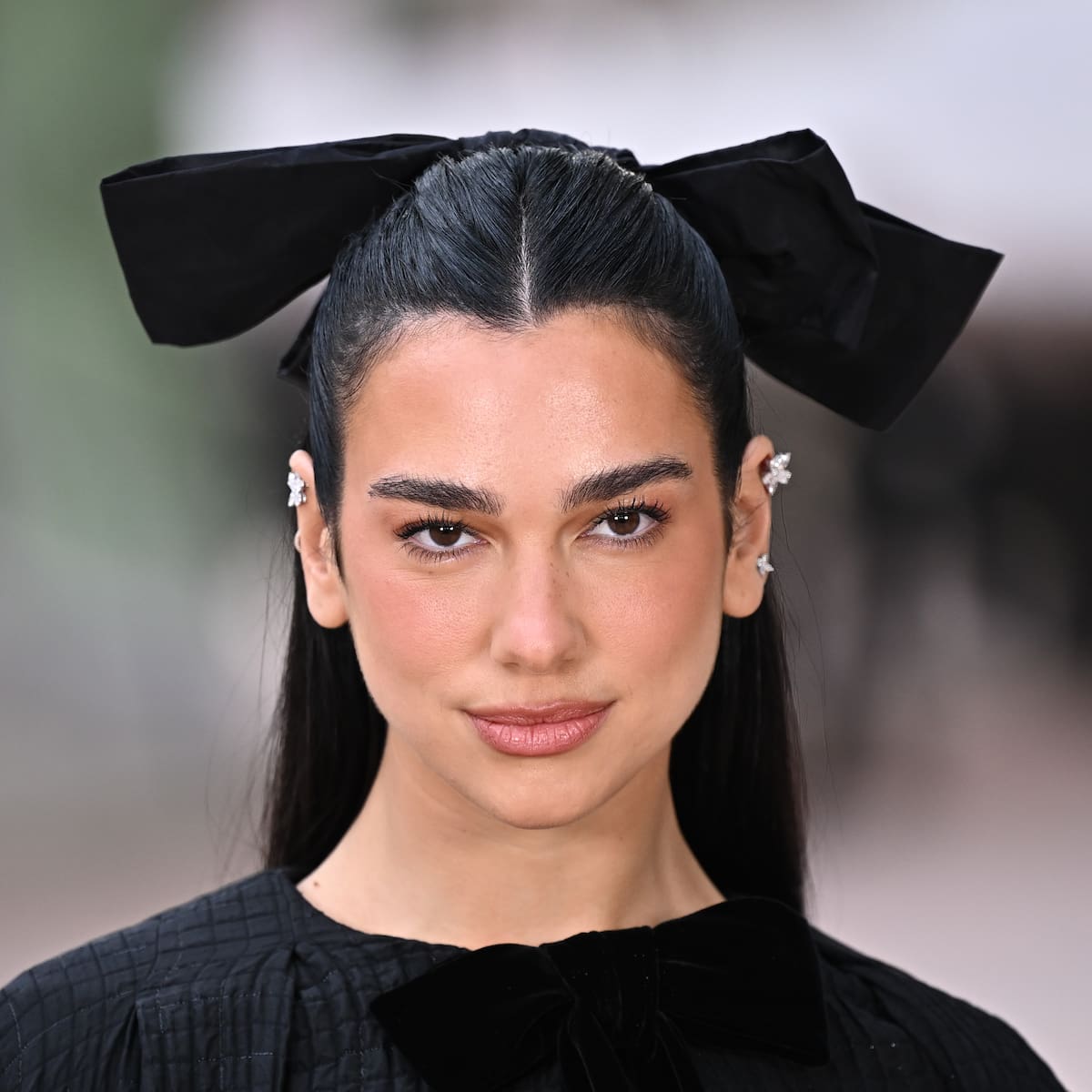 Mucho más que pop: Dua Lipa abre su propia biblioteca de libros prohibidos y censurados
