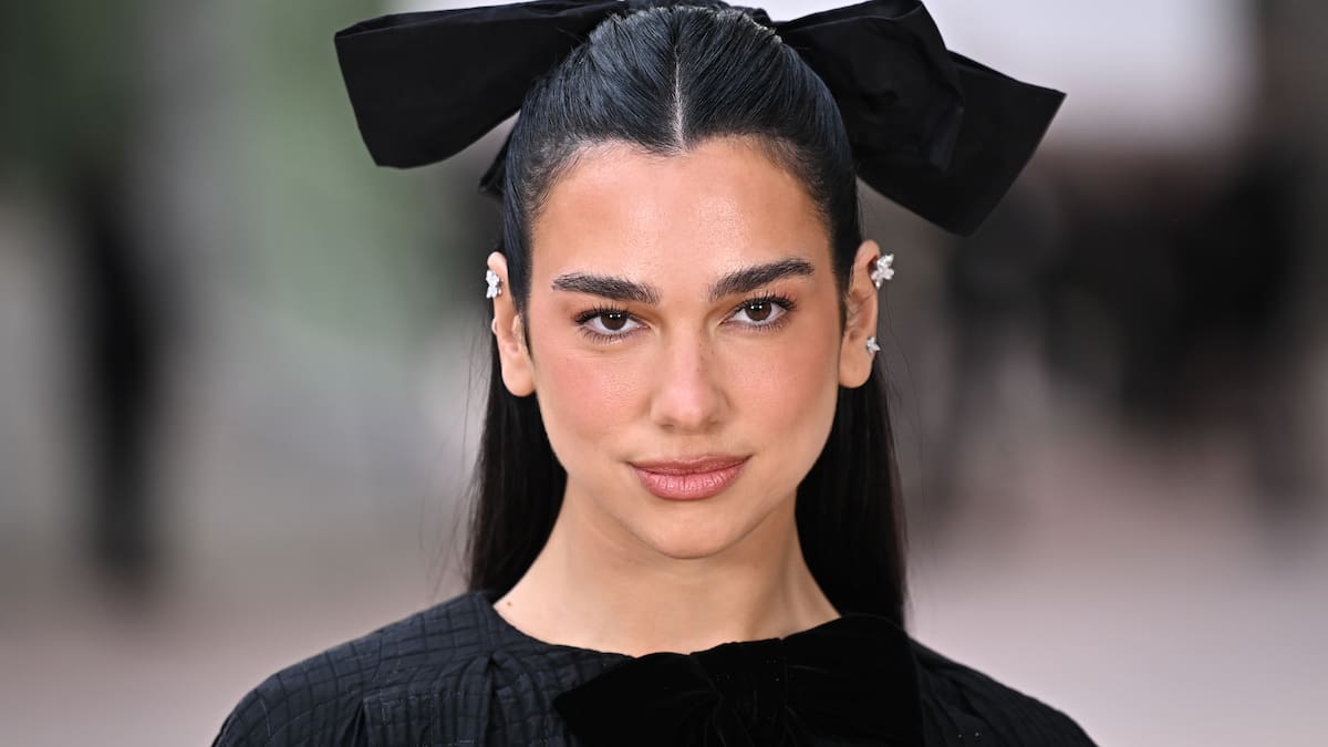 Mucho más que pop: Dua Lipa abre su propia biblioteca de libros prohibidos y censurados
