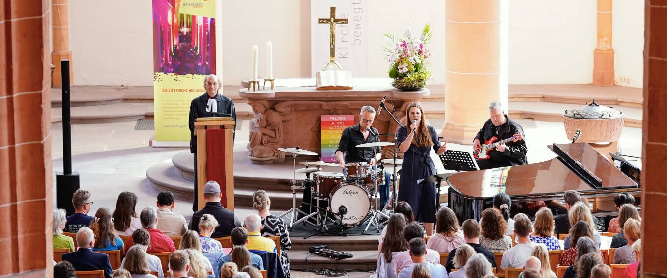 Baden-Württemberg, Heidelberg: La cantante Tine Wiechmann actúa en la Heiliggeistkirche durante un servicio de Taylor Swift. El pastor Vincenzo Petracca está a la izquierda.