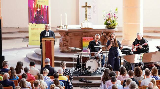 Baden-Württemberg, Heidelberg: La cantante Tine Wiechmann actúa en la Heiliggeistkirche durante un servicio de Taylor Swift. El pastor Vincenzo Petracca está a la izquierda.