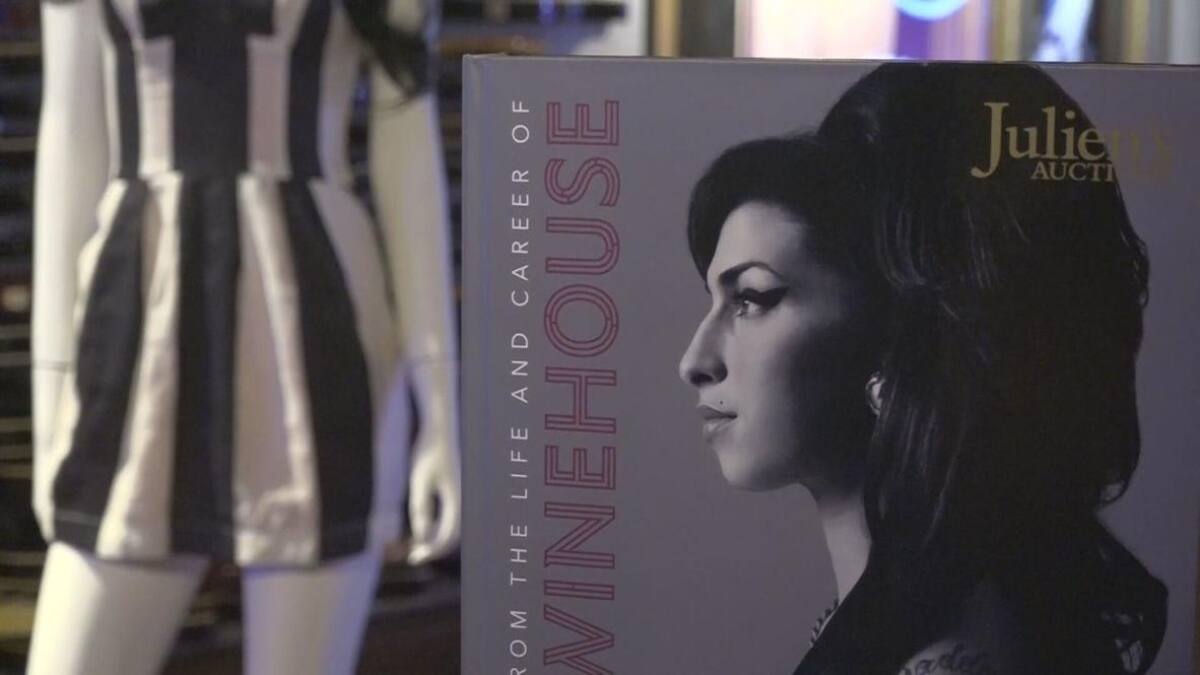 ¡OMG! Distintos objetos y prendas de Amy Winehouse serán subastados por sus padres