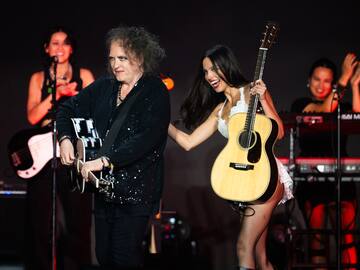 Olivia Rodrigo canta "Friday I'm in Love" junto a Robert Smith, de The Cure, en Glastonbury 2025