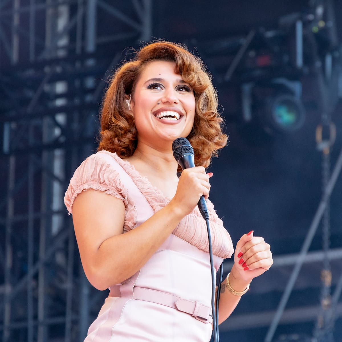 RAYE enfrenta una inesperada polémica por su show en el Royal Albert Hall: los bots de IA serían los responsables