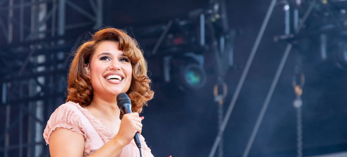 RAYE actuando en el escenario durante la segunda jornada del Lollapalooza Berlin, el 13 de julio de 2025, en Berlín, Alemania.