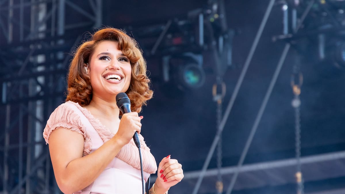 RAYE enfrenta una inesperada polémica por su show en el Royal Albert Hall: los bots de IA serían los responsables