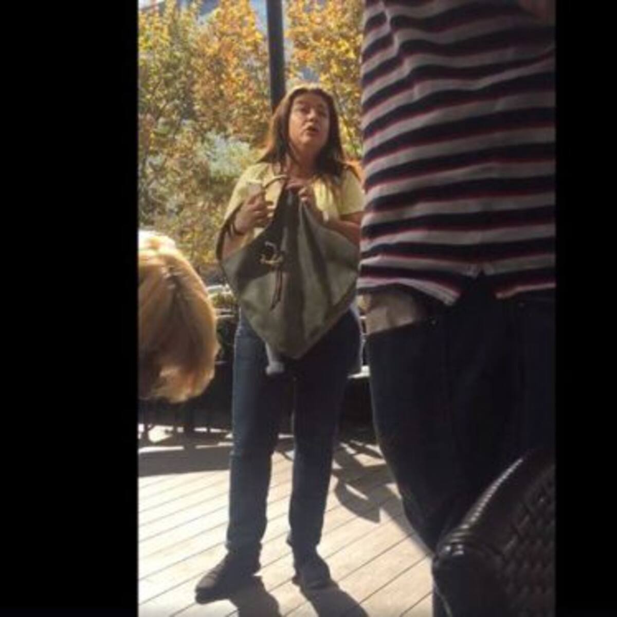 Funan a mujer que lanzó café y trató de «cara de indio» a una estudiante