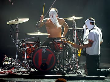 Con la batería y el bajo como protagonistas, Twenty One Pilots interpreta un cover de mítico hit de rock de los 2000