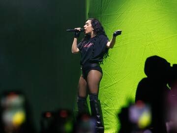 Charli XCX responde a quienes la critican por cantar con autotune