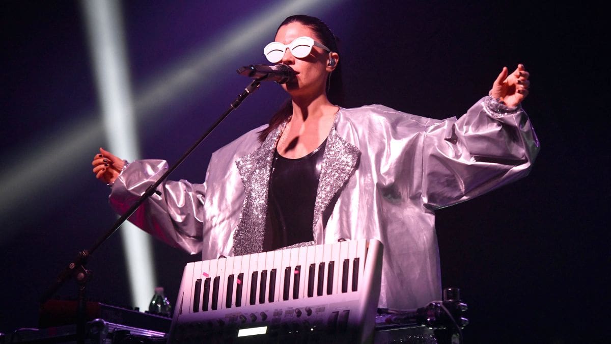 Javiera Mena estrena su nueva canción: «Debilidad»