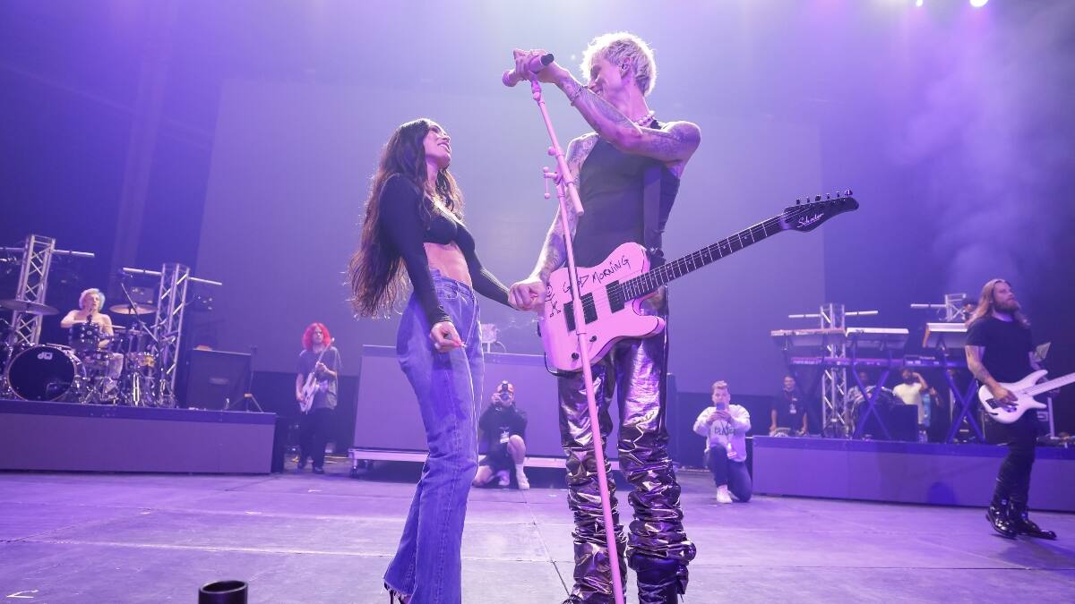 ¡Lindos! Megan Fox y Machine Gun Kelly suben su amor al escenario en el fin de semana de Indy 500