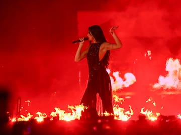 Dua Lipa sorprende cantando "Tu Falta de Querer" de Mon Laferte: Así fue su cover en Chile 2025