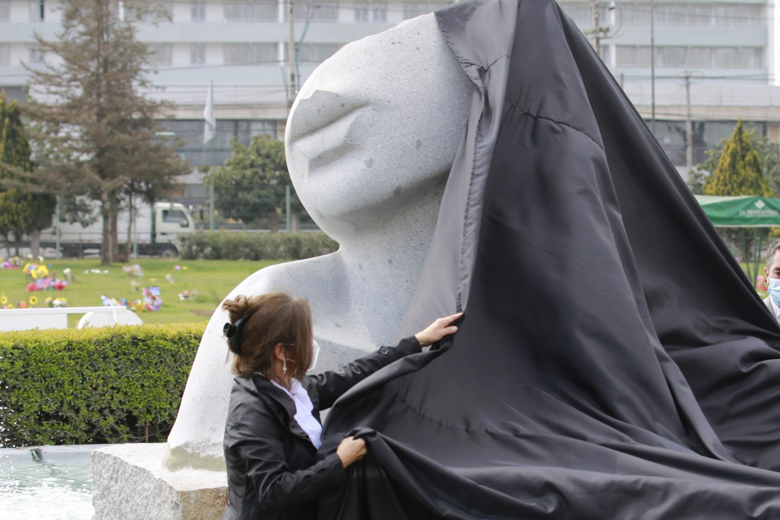 El espacio conmemorativo está en el cementerio parque El Manantial en Maipú</strong>, uno de los 5 recintos del Grupo Nuestros Parques, que en conjunto ha acogido a cerca de un tercio de los fallecidos por el Covid-19 en la Región Metropolitana.</span>
