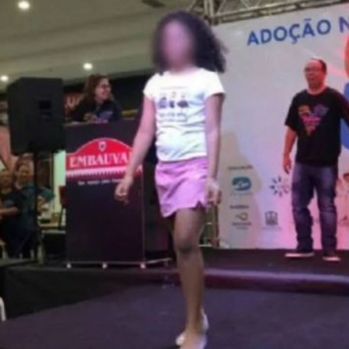 ¡Insólito! Realizan desfile de niños en Brasil para luego ser ofrecidos en adopción
