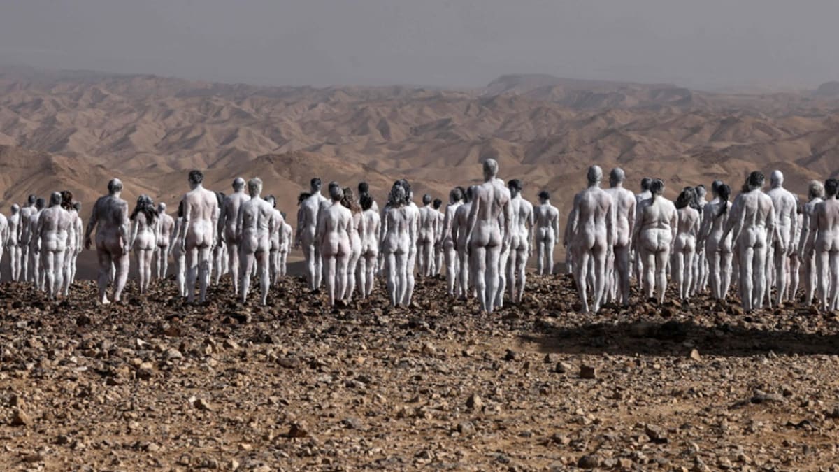 Tunick lo hace de nuevo: 200 desnudos pintados de blanco posan en el Mar Muerto