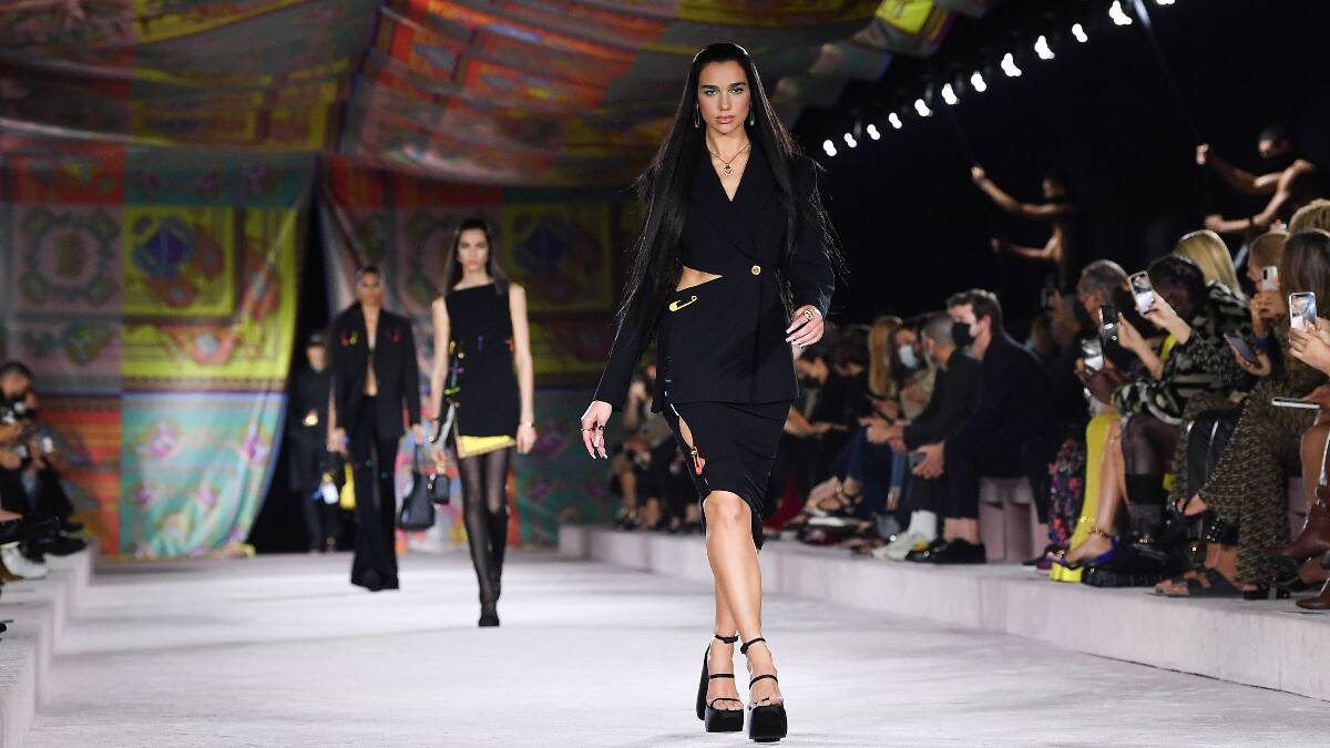 ¡OMG! Dua Lipa se lució debutando como modelo en la pasarela de Versace