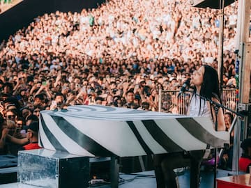 Lollapalooza Chile 2025: Francisca Valenzuela llena show gratuito en el Museo de la Memoria