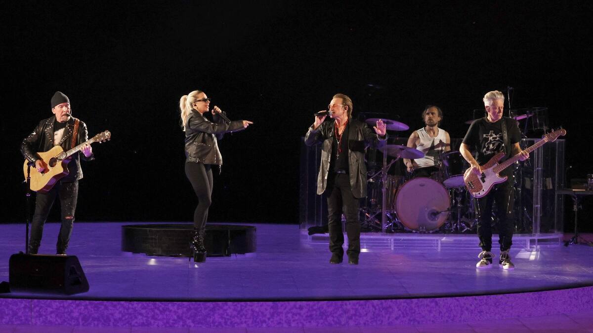 Lady Gaga aparece inesperadamente en el concierto de U2 para cantar “Shallow”