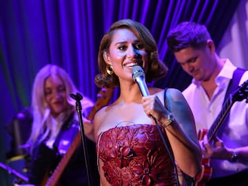 La inesperada decisión que tomó RAYE y que podría retrasar su próximo álbum de estudio