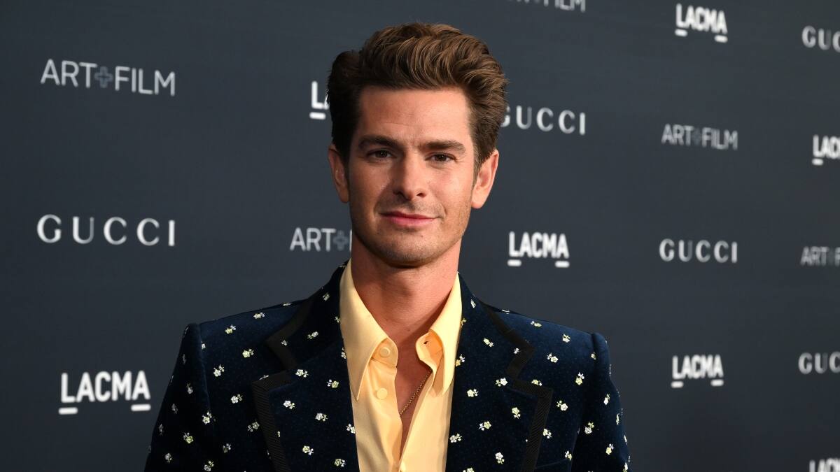 Andrew Garfield admite sentir presión social por formar una familia a los 40 años