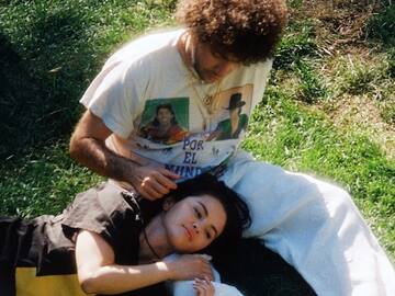 Pitchfork le da un 5,9 a “I Said I Love You First” de Selena Gomez y Benny Blanco