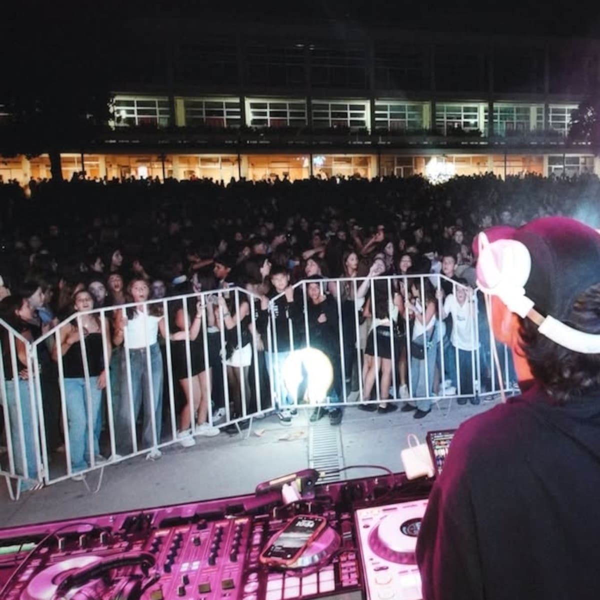 Esta es la única manera de ver en vivo la segunda edición de Keep Walking Beat40 junto a DJ Fanvel