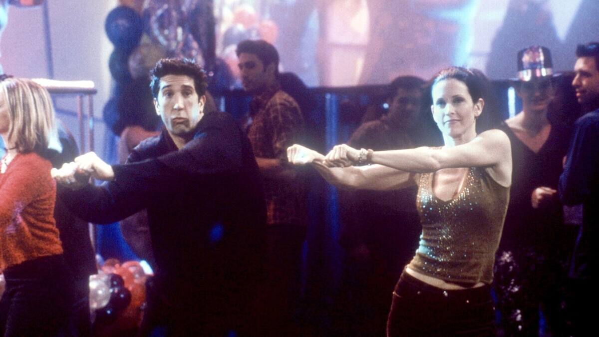 ¡Se hizo viral! Courteney Cox junto a Ed Sheeran recrean icónico baile de Ross y Monica en «Friends»
