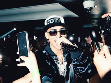 “QUICKIE”: La nueva canción de Cris MJ que lo muestra en Francia