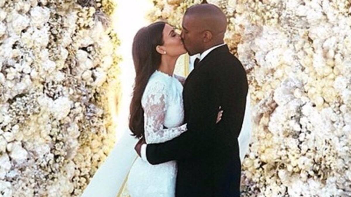 ¡WTF! Kanye West sorprende a todos al recrear su boda con Kim Kardashian en uno de sus conciertos