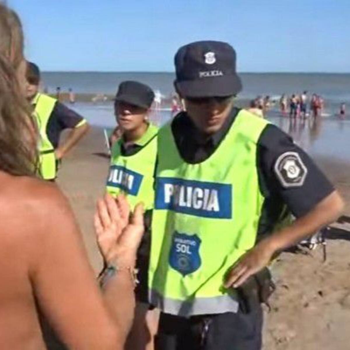 Mujeres que tomaban sol en topless fueron detenidas por 20 policías