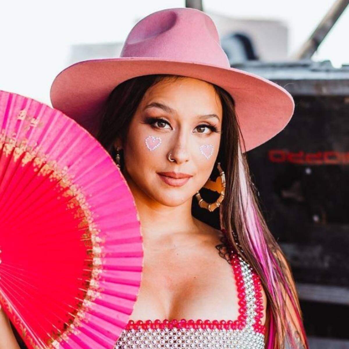 Denise Rosenthal cantó en vivo su sencillo «Migajas» en la Fiesta Bresh en Santiago