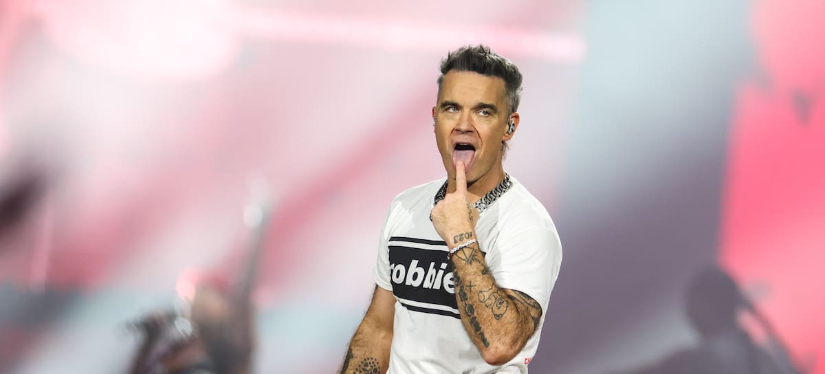 DUESSELDORF, GERMANY - JUNE 05: (EDITORIAL USE ONLY. IMAGES MAY ONLY BE USED IN RELATION TO THE EVENT) Robbie Williams performs live onstage during a concert at Merkur Spiel-Arena on June 05, 2026 in Düsseldorf, Germany. (Photo by Andreas Rentz/Getty Images)