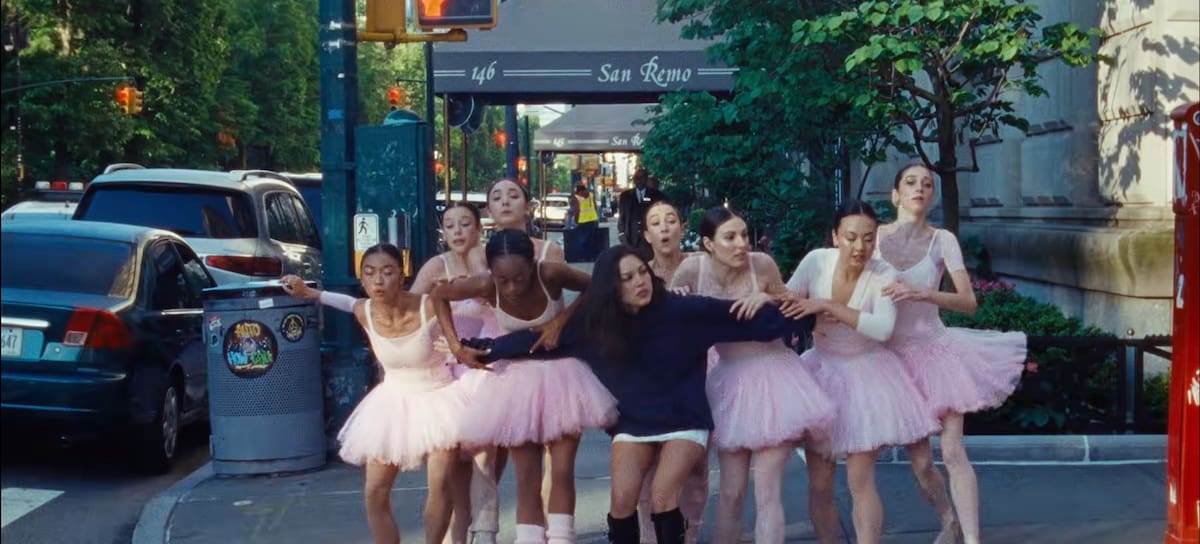 CL - Olivia Rodrigo en "stupid song"