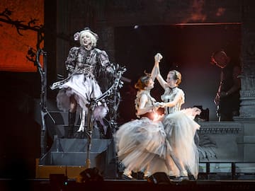 De la pantalla a la realidad: Actrices de "Merlina" sorprenden en concierto de Lady Gaga