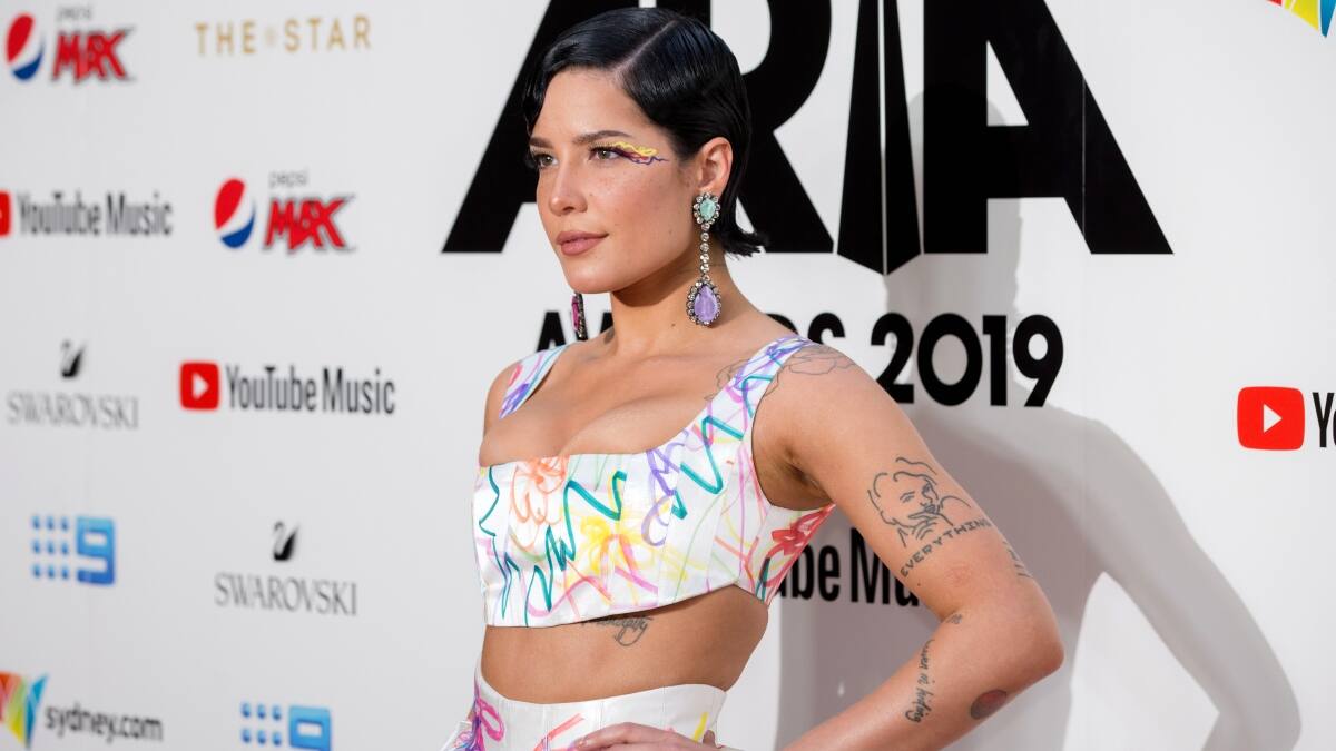 ¡Queen Halsey! La cantante comparte fotografía junto a su hijo a favor de la lactancia materna