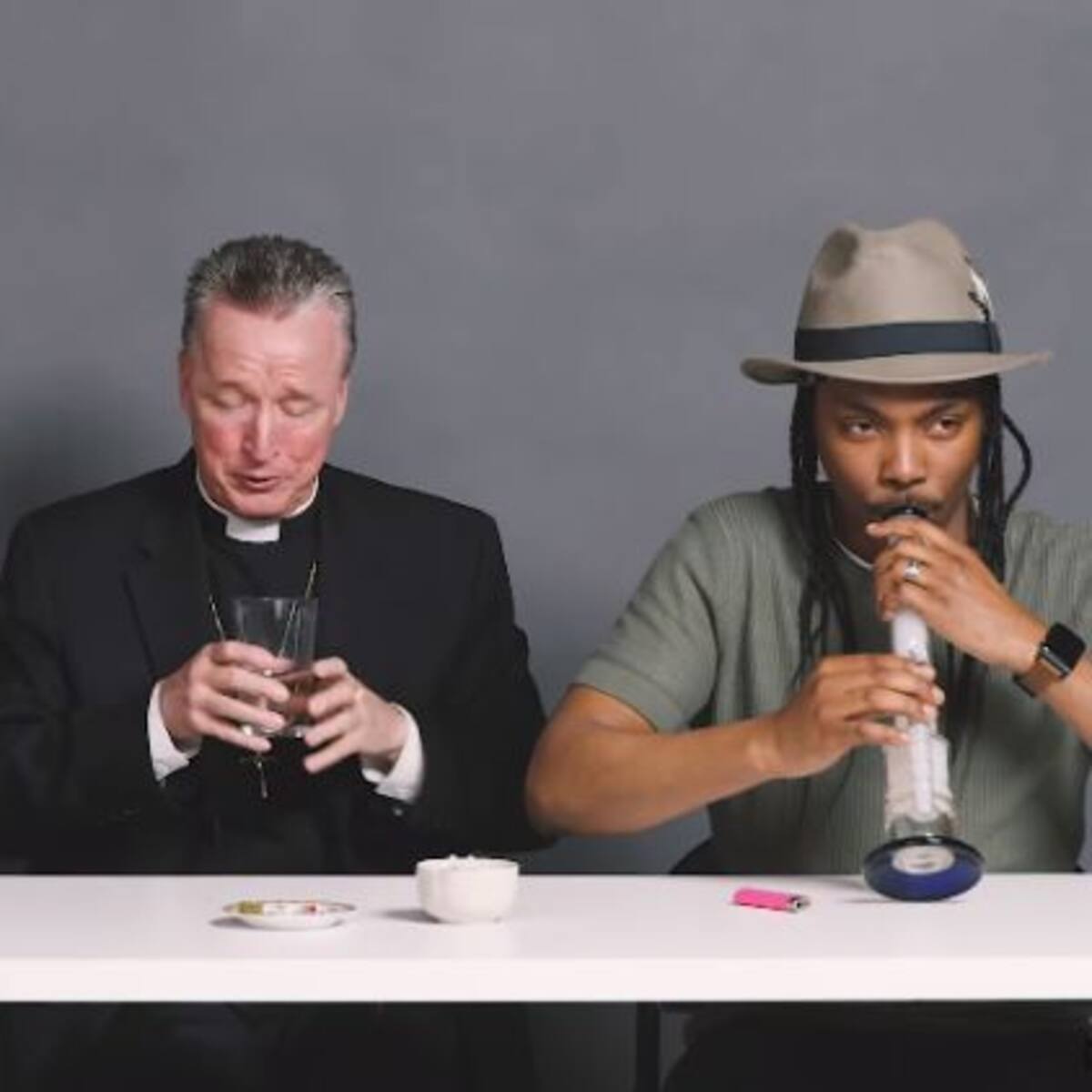 Un sacerdote, un rabino y un ateo discuten religión fumando marihuana