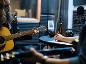 Mujeres y la producción musical: Cifras revelan un crecimiento femenino en la industria