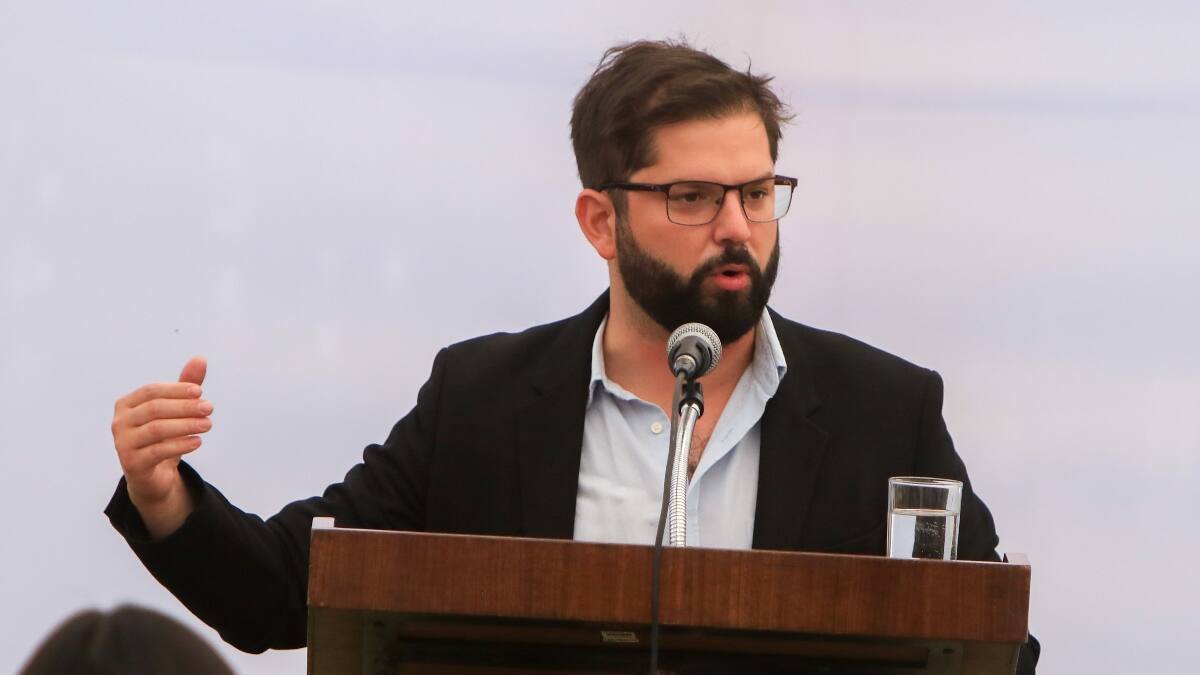 Gobierno de Boric establece topes de sueldo y nuevas restricciones para la contratación de familiares