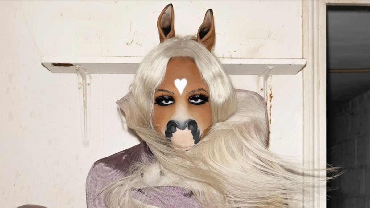 #Vitrina40 de Lollapalooza Chile 2026: Descubre a horsegiirL, la DJ que cambió los establos por la música