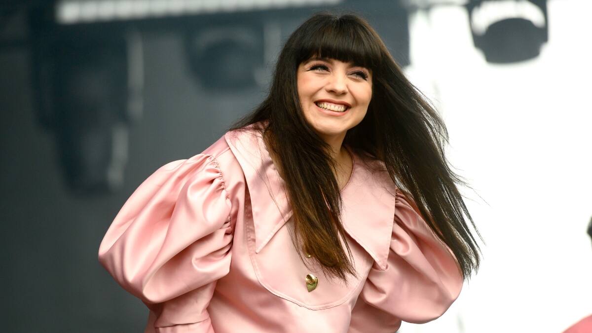 Mon Laferte sorprende con un nuevo mural en París