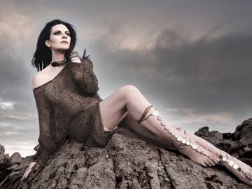 Junto con el anuncio de sus shows en Chile: Laura Pausini reversiona el clásico “La mia storia tra le dita”