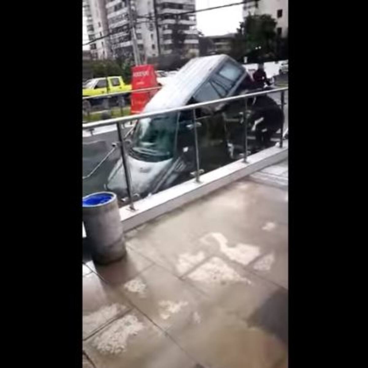 Conductora se mete en entrada de edificio al pensar que es un estacionamiento