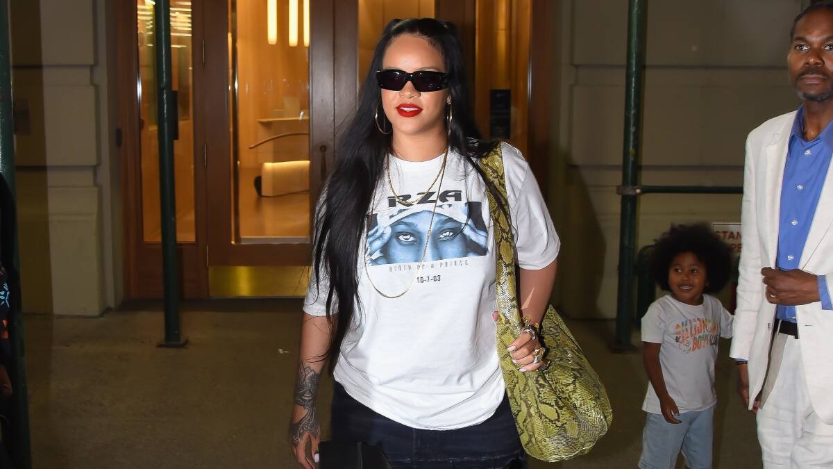 Rihanna sorprende al ayudar al personal de un restaurante a limpiar