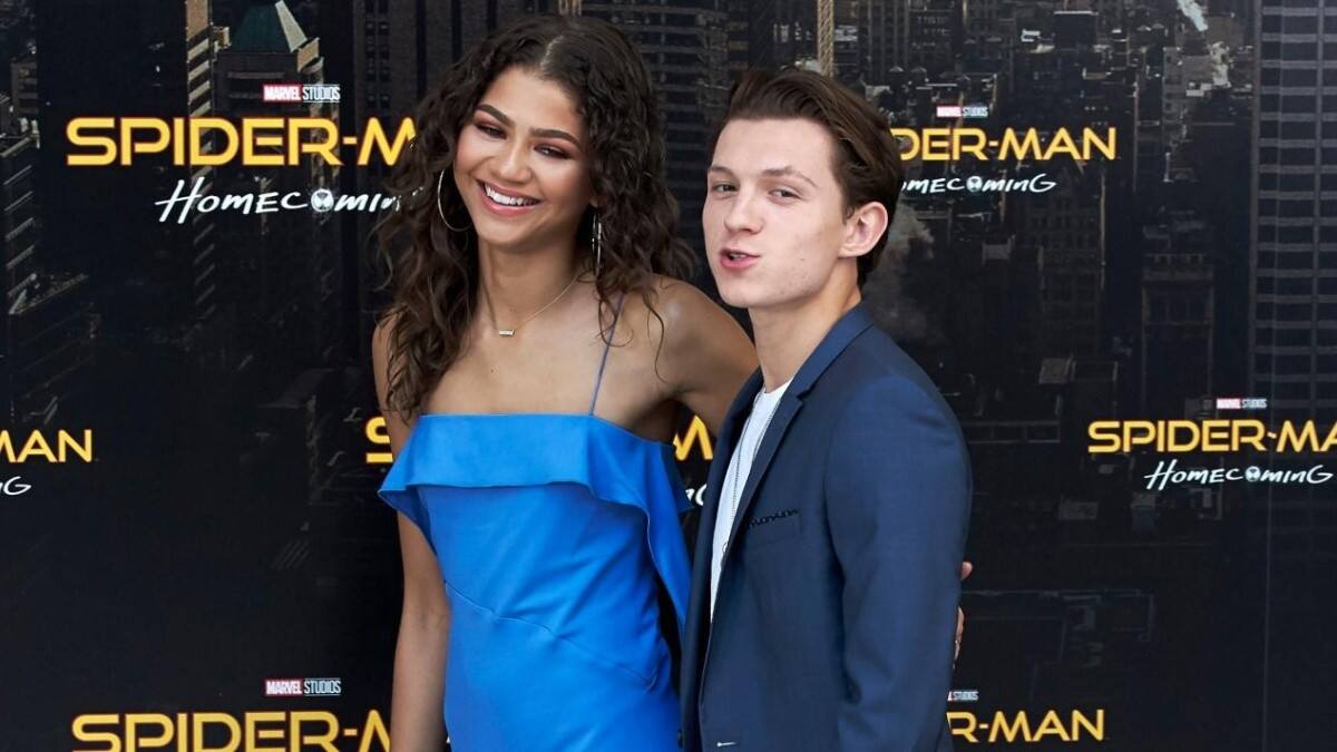 ¡OMG, ESTÁN SALIENDO! Pillan a Tom Holland y Zendaya dándose un tierno beso en un auto